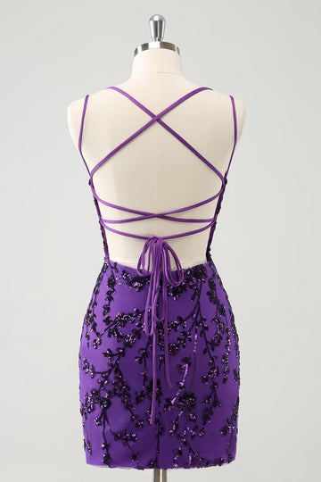 Vestido de fiesta corto con tirantes finos en color morado brillante y apliques